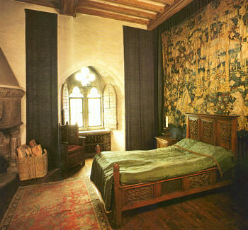 Valorn-castlebedroom.jpg (31766 bytes)